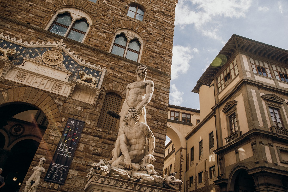 Walks_Florence in a Day WEB-0024 Piazza della Signoria in Florence with the replica of the David Statue and the Uffizi in the background