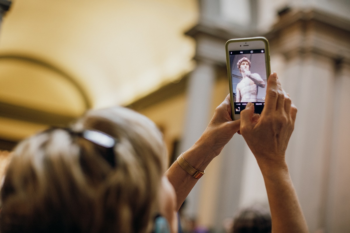 Walks_Florence in a Day WEB-0003-david-statue A woman holds up her cell phone to take
