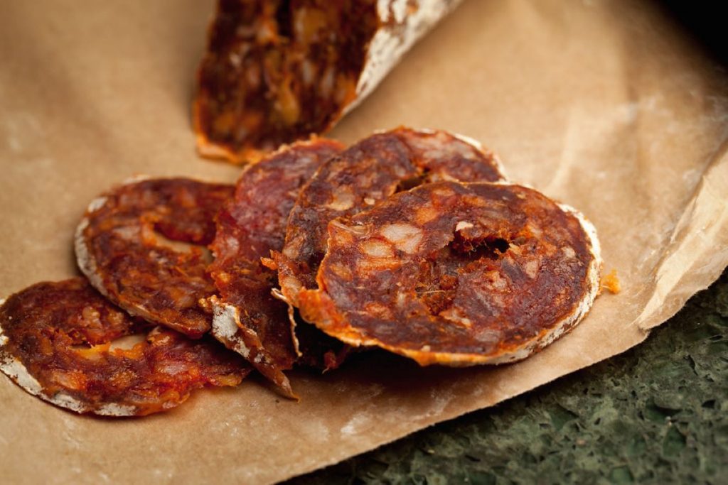 Slices of chorizo for a pao com churico