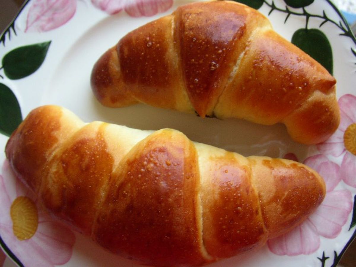 Brioche cornetti filled with nutella