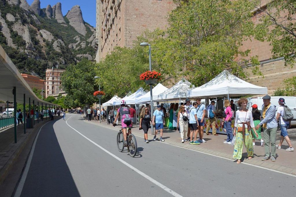 People walking around looking at stalls at the farmers market in Montserrat.