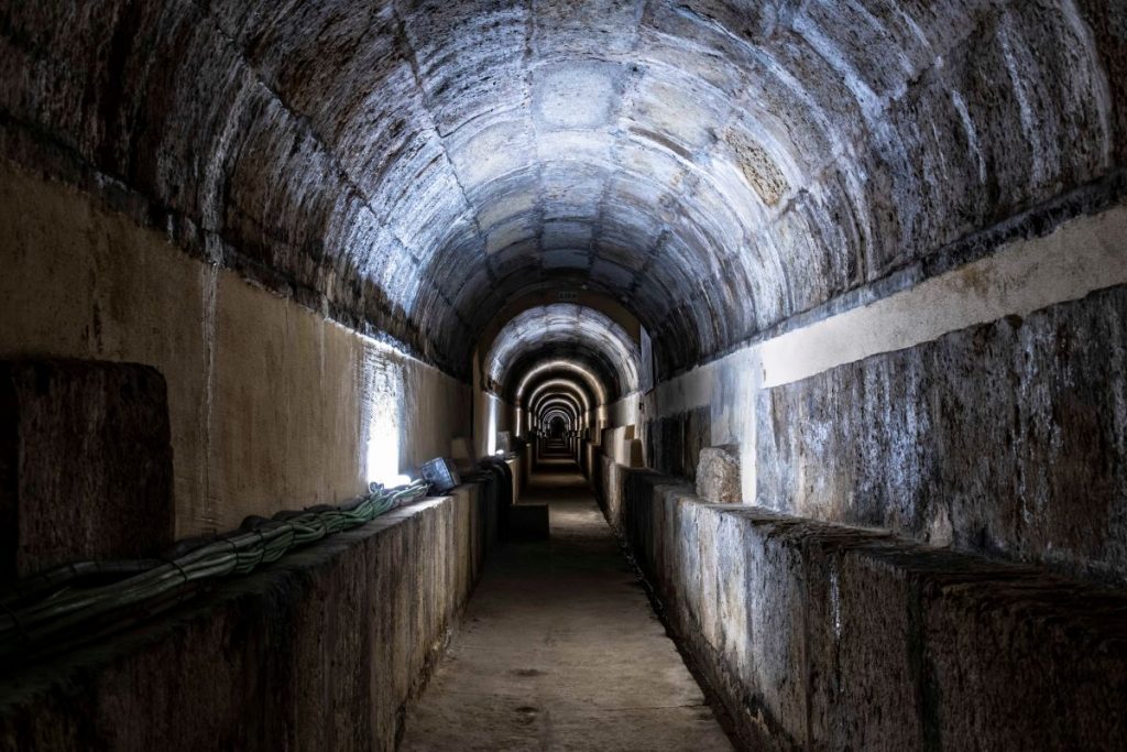 dark tunnel area in the Mãe d'Água das Amoreiras Reservoir