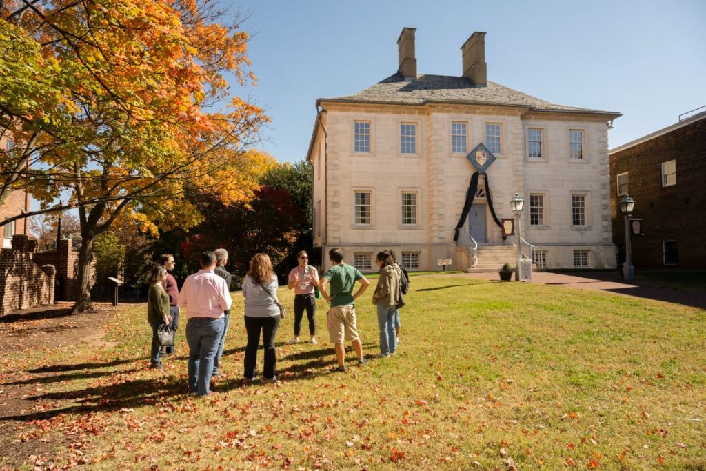 People standing outside of the Carlyle House.