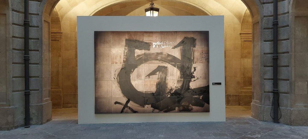 A Antoni Tàpies painting on display at a museum.